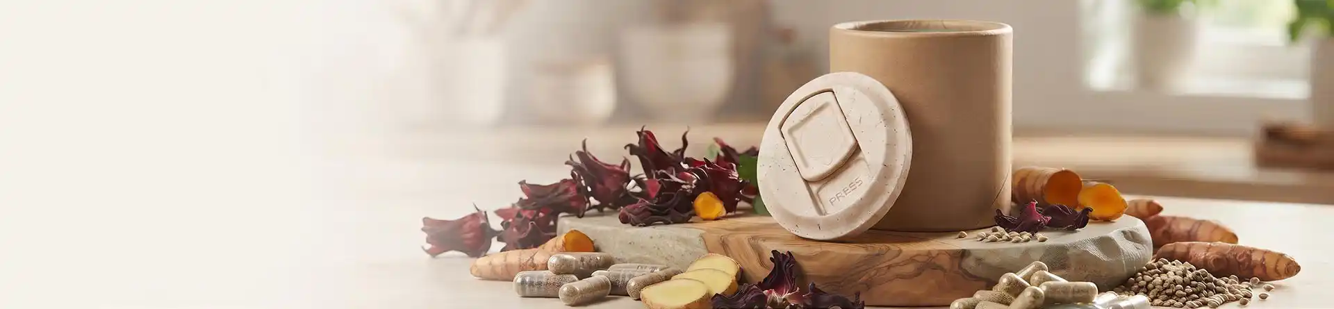 Pot de compléments alimentaires avec plantes et gélules
